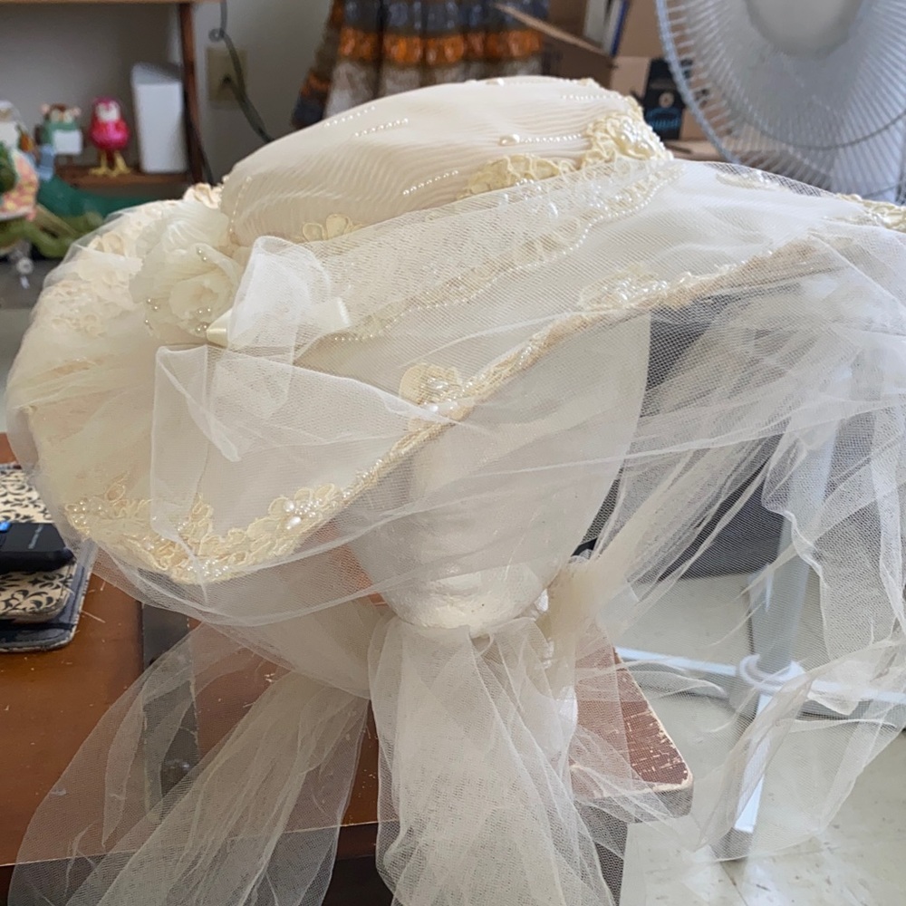 GORGEOUS WEDDING HAT VINTAGE PEARL AND TULLE